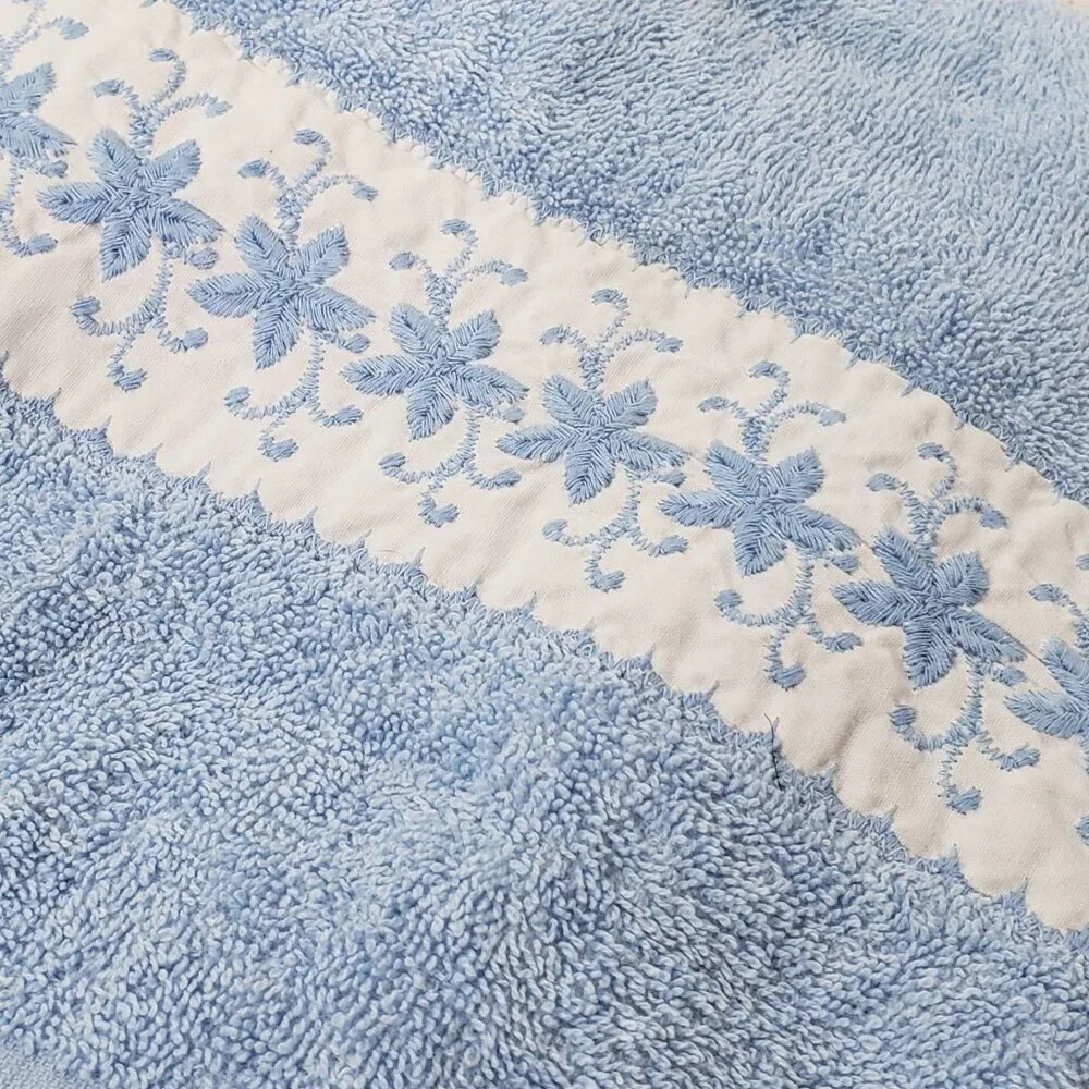 2 Wamsutta Vintage Blue Embroidered Bath Towels Great pre-owned condition